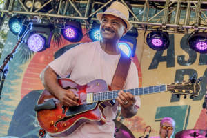 deeBrown_onstage2.jpg